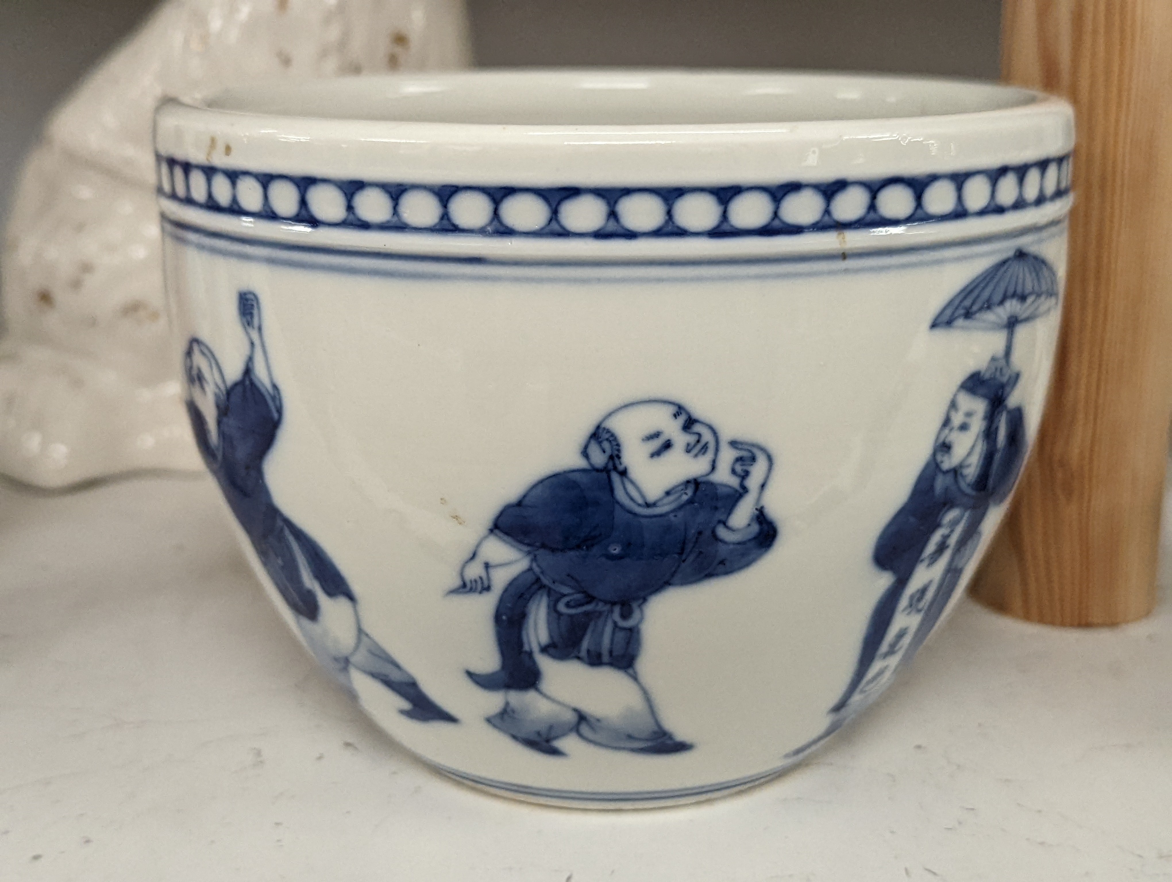 A Chinese blue and white small jardiniere 12cm